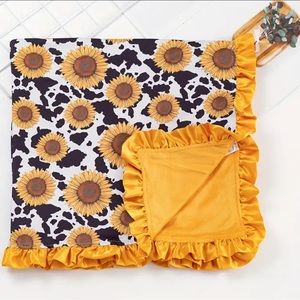 🌻NIB Ruffle Baby Blanket🌻